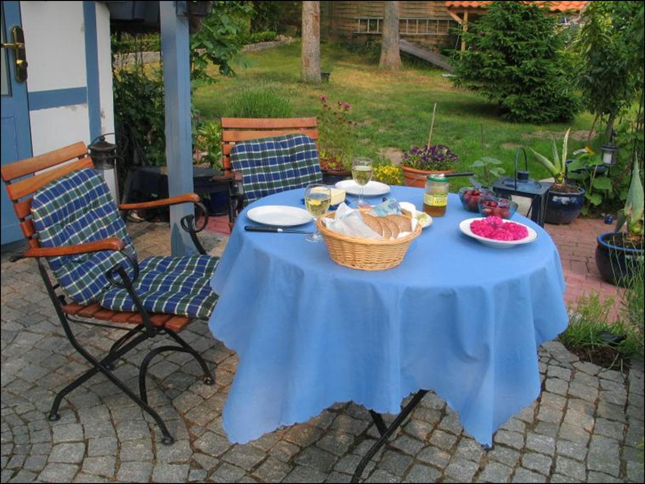 Sitzgruppe mit Tisch aus Teakholz auf der Veranda