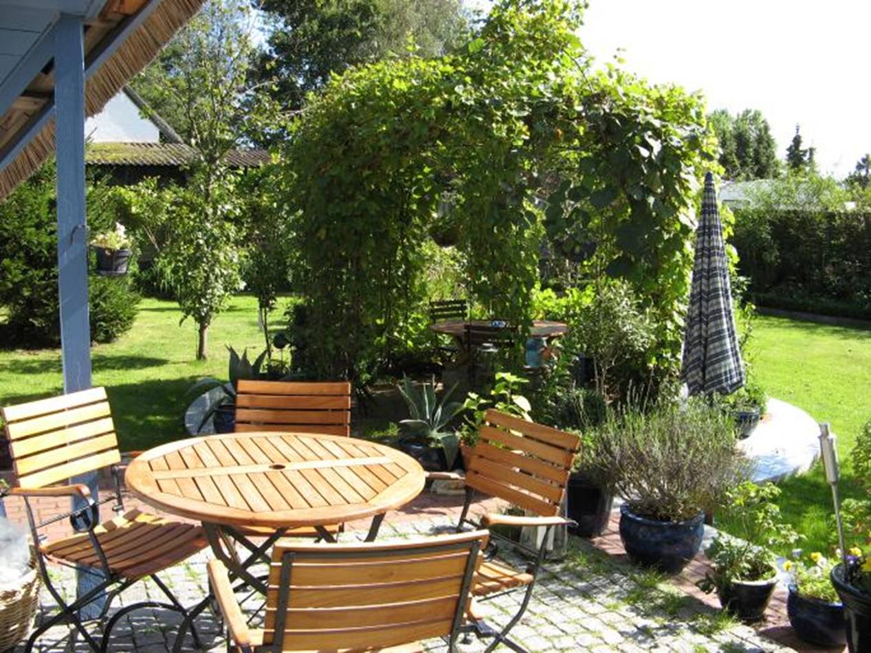 Terrasse mit Gartenmbeln