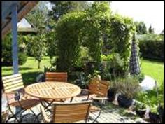 Terrasse mit Gartenmbeln