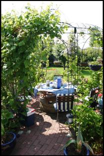 Rosenlaube mit Sitzecke