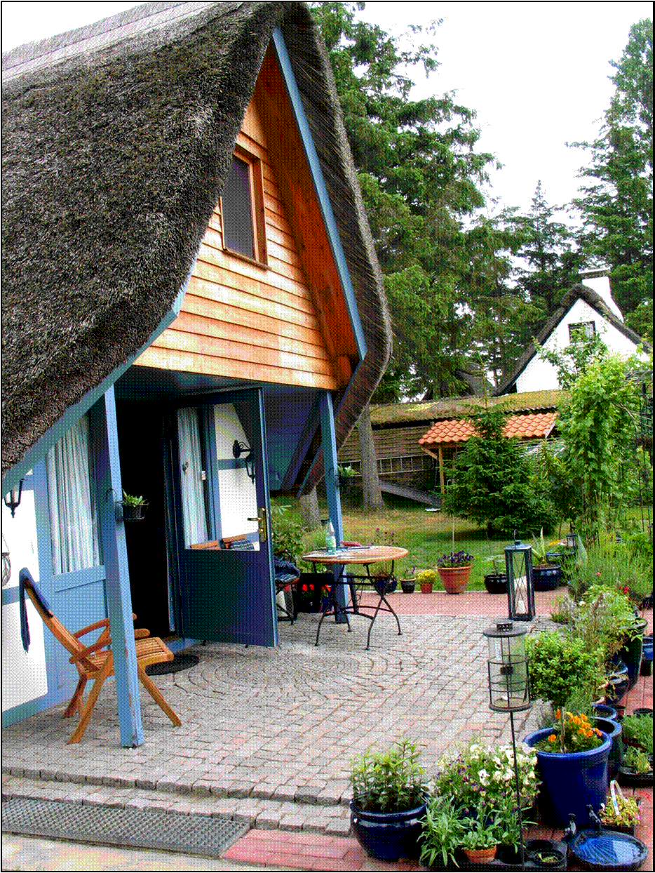 Veranda aus grauem Granit mit diversen blauen Pflanztöpfen umrandet